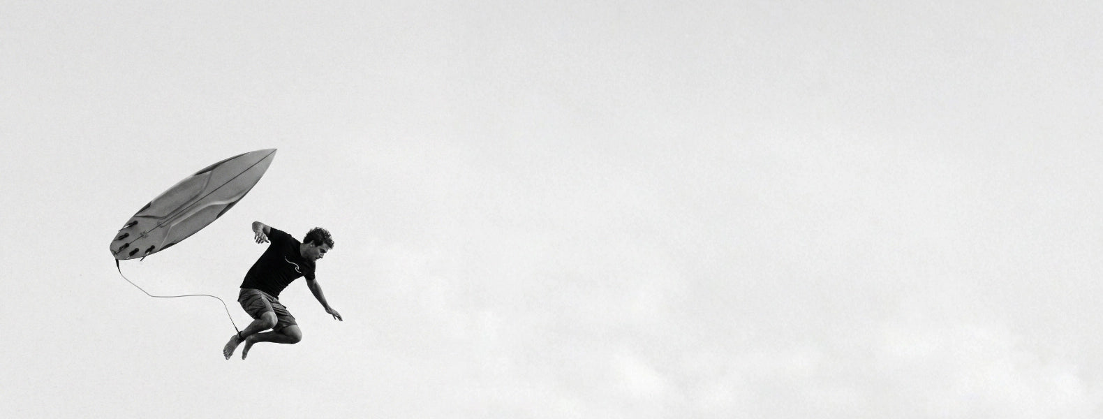 surfista-voando-prancha-essence-surf