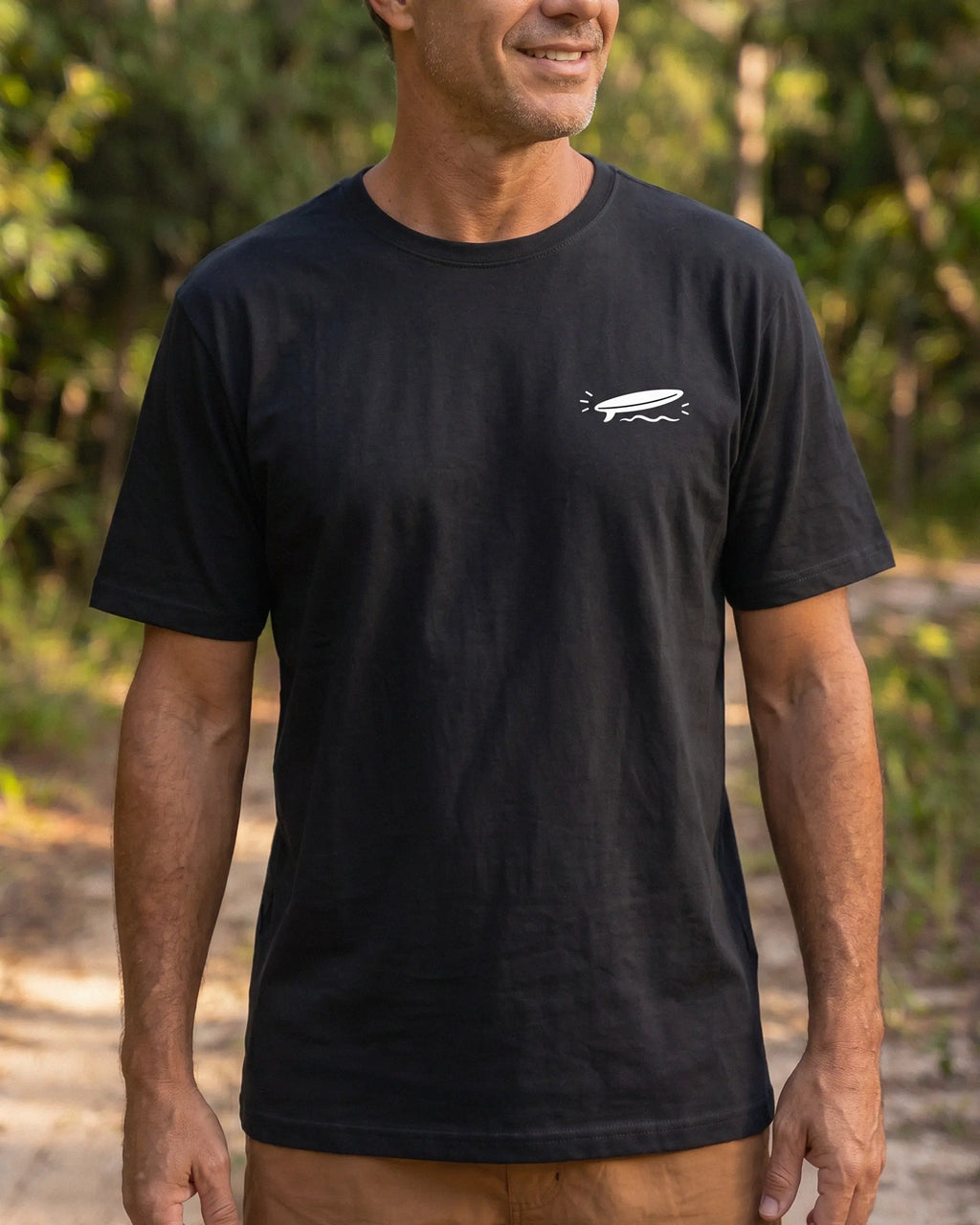 MeuFilhoSurfa-preto-frente_lifestyle