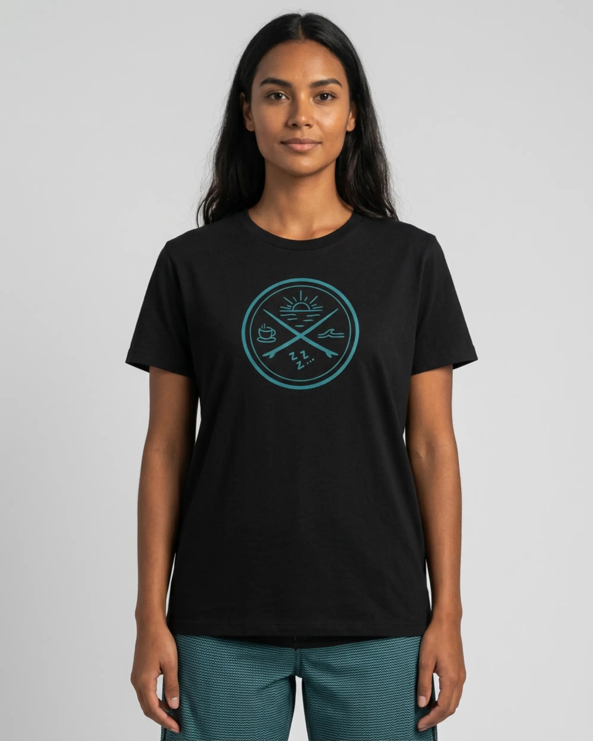 ciclo-surf-preto-frente-modelo-feminino