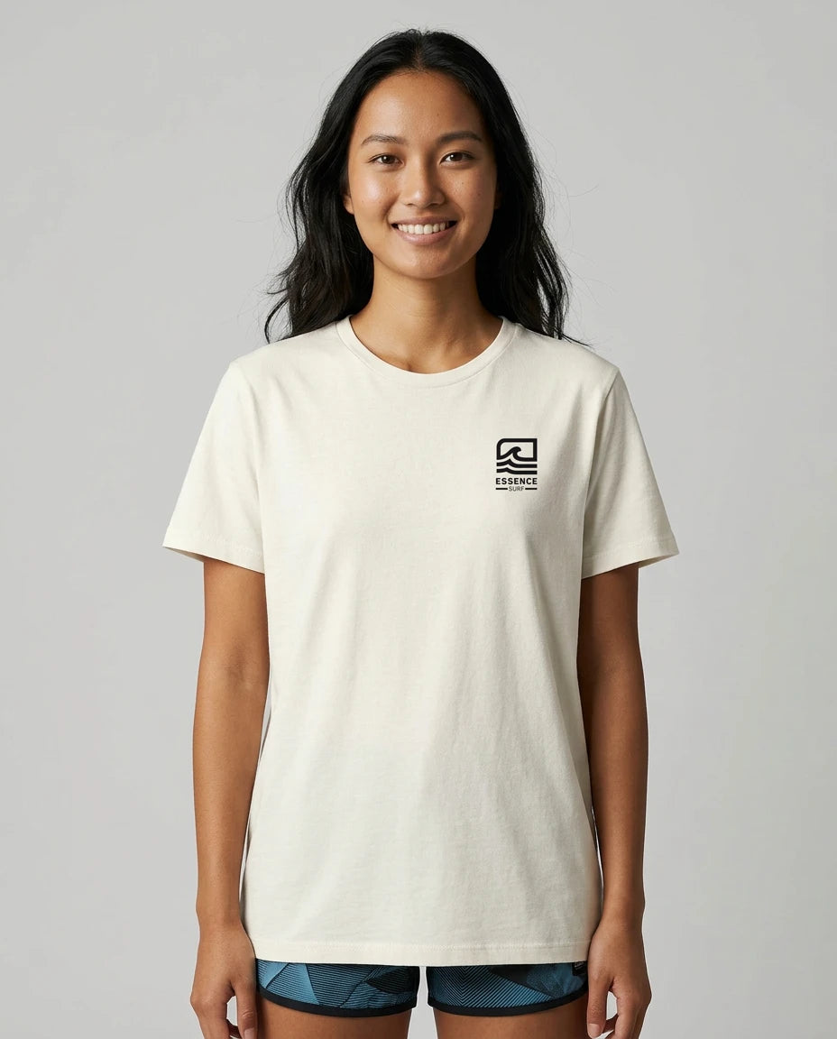 essence-surf-logotipo-lateral-peito-offwhite-modelo-frente_feminino