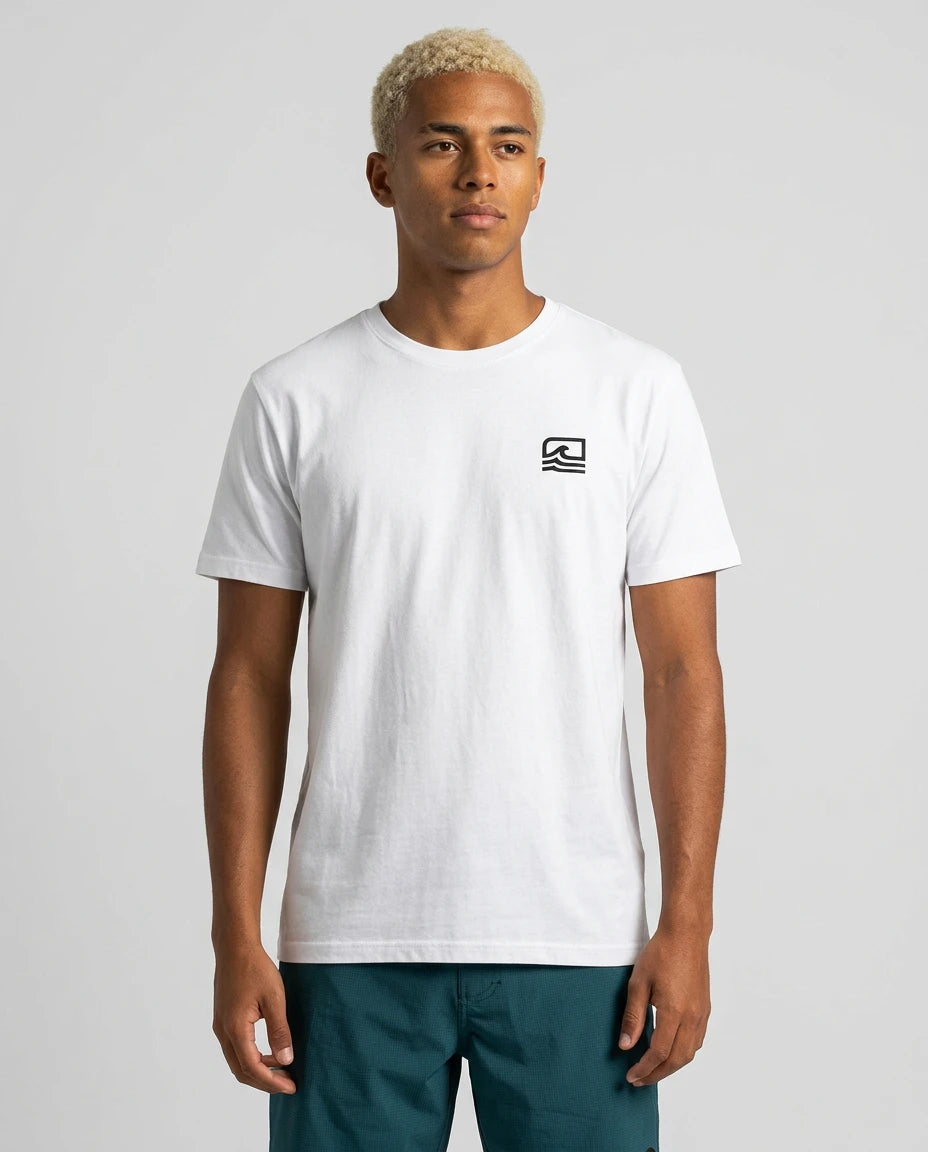 essence-surf-simbolo-lateral-peito-branco-modelo-frente_masculino