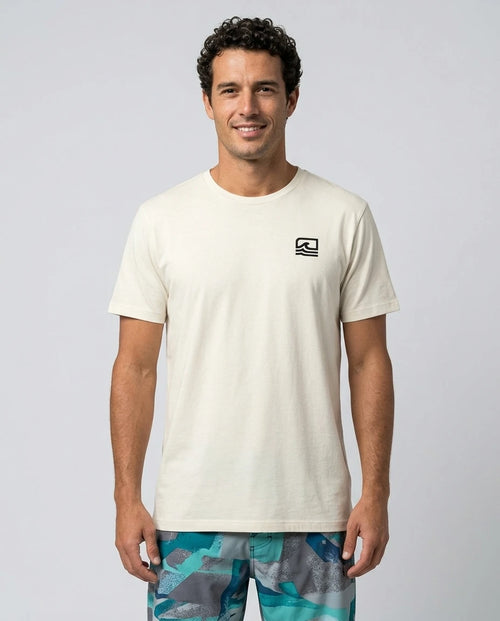 essence-surf-simbolo-lateral-peito-offwhite-modelo-frente_masculino