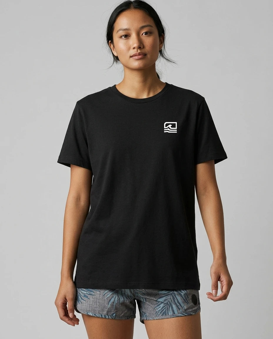 essence-surf-simbolo-lateral-peito-preto-modelo-frente_feminino
