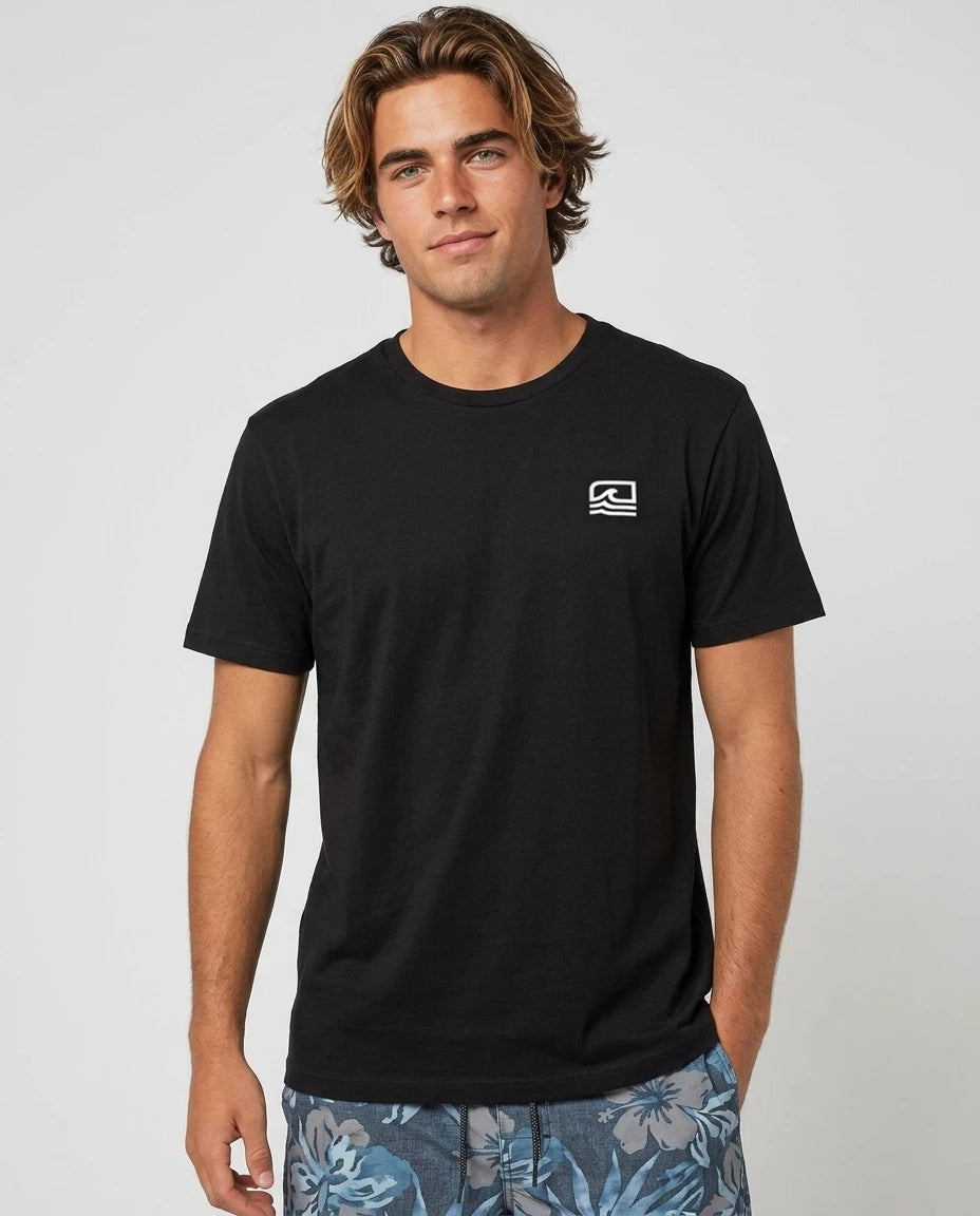 essence-surf-simbolo-lateral-peito-preto-modelo-frente_masculino