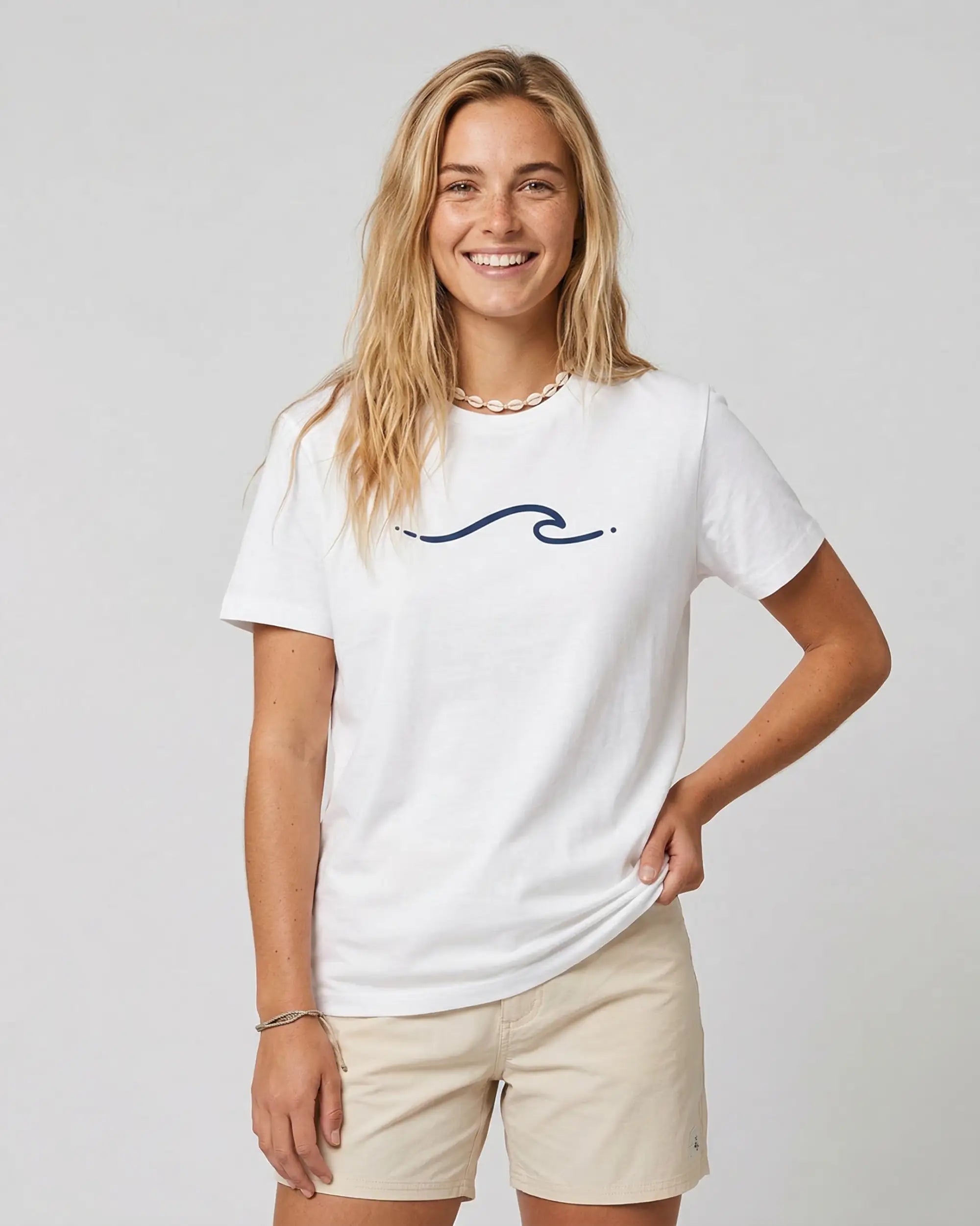 onda-minimalista-branco-frente-modelo-feminino