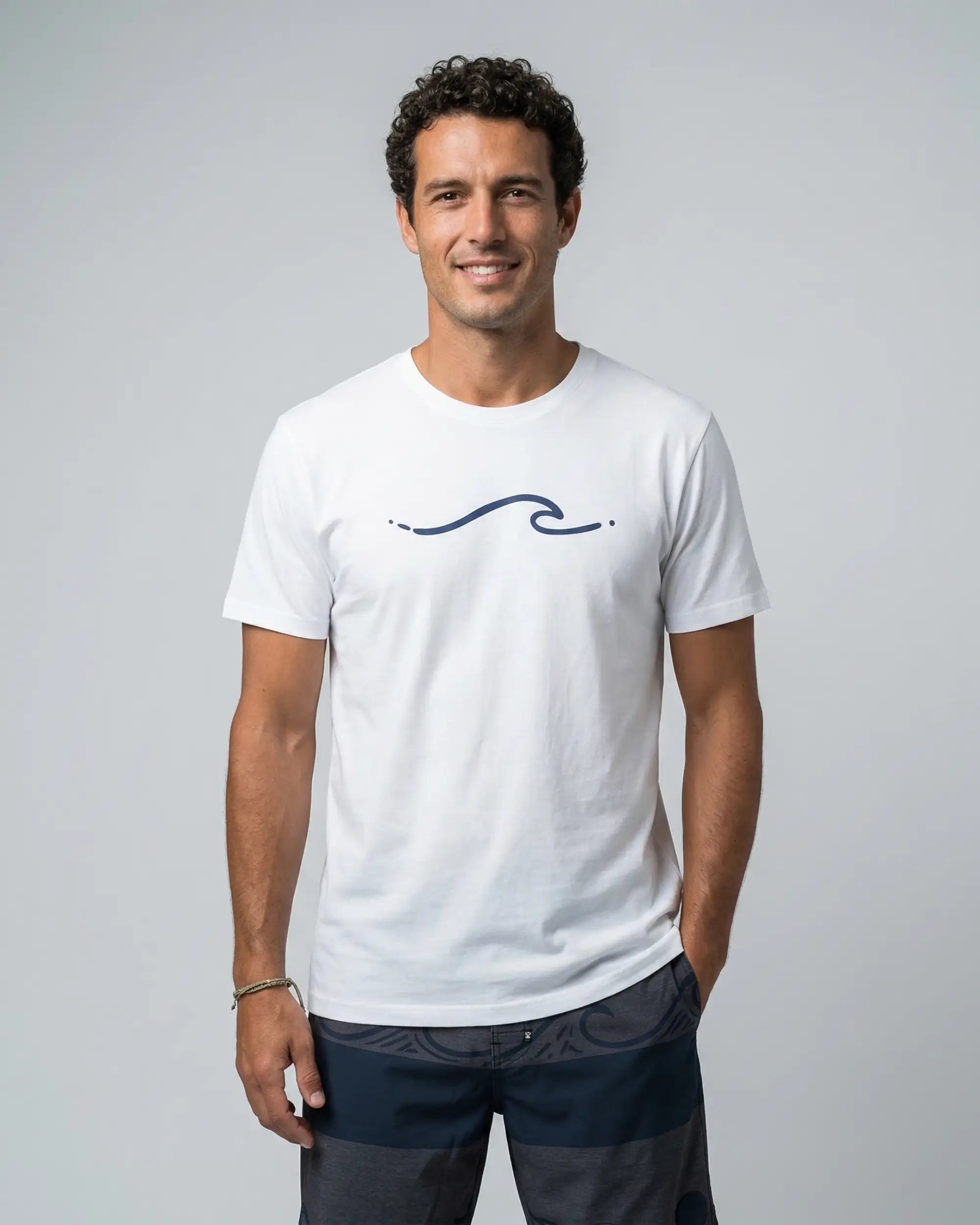 onda-minimalista-branco-frente-modelo-masculino