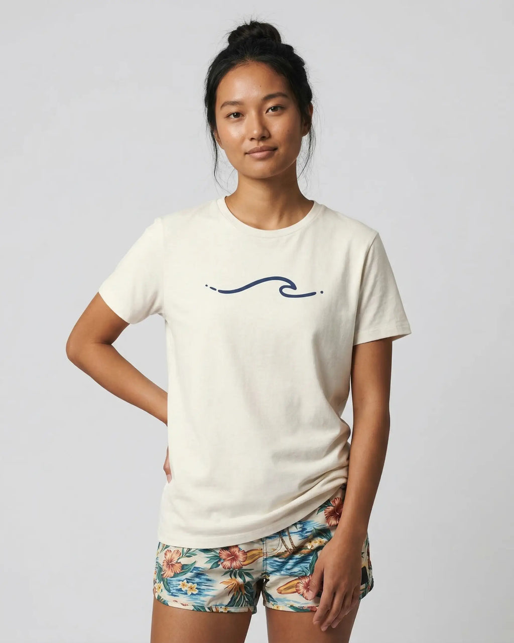 onda-minimalista-offwhite-frente-modelo-feminino