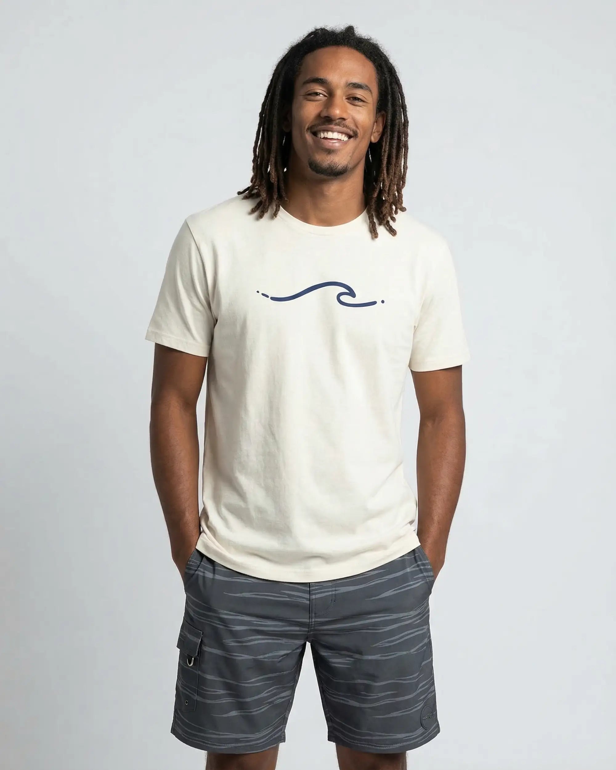 onda-minimalista-offwhite-frente-modelo-masculino
