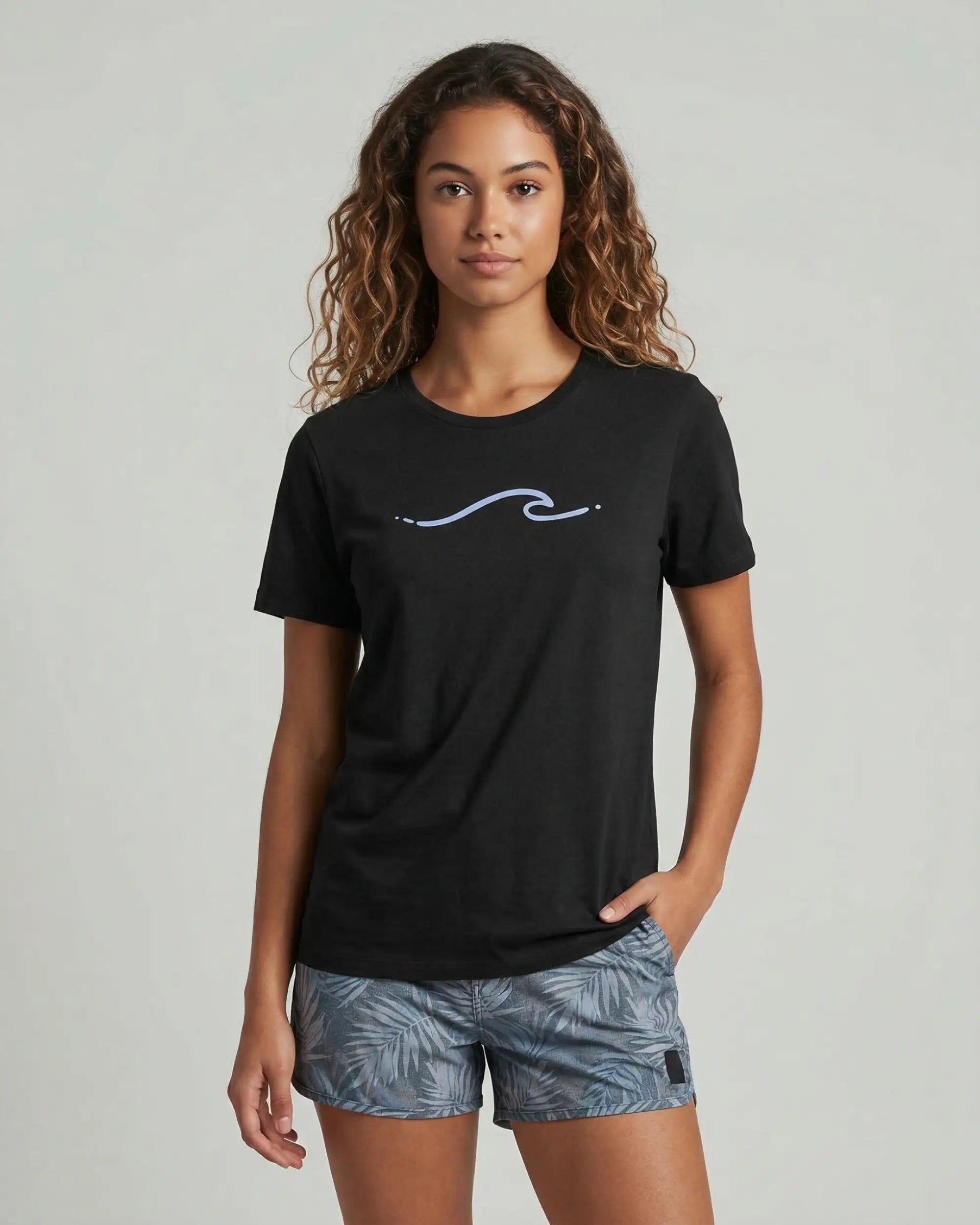 onda-minimalista-preto-frente-modelo-feminino