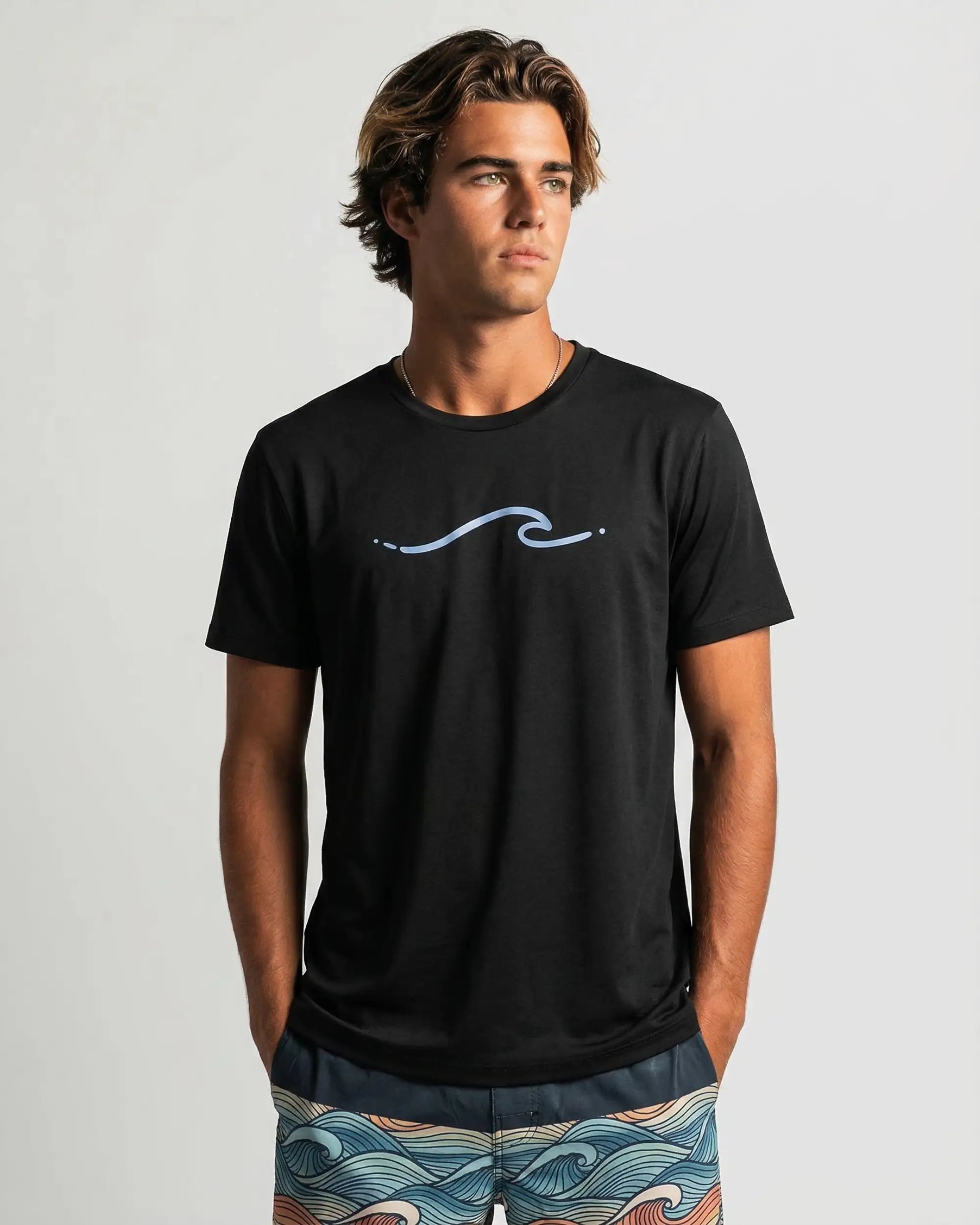 onda-minimalista-preto-frente-modelo-masculino